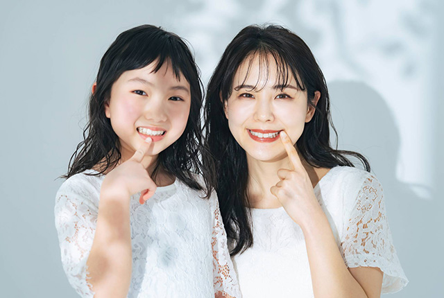 歯並びのよい女児と女性