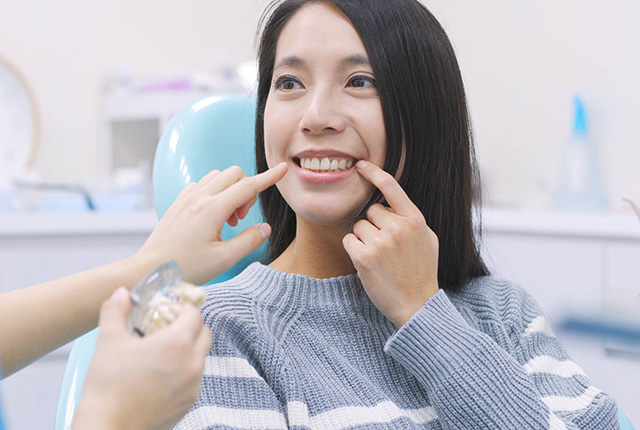 歯について相談する女性