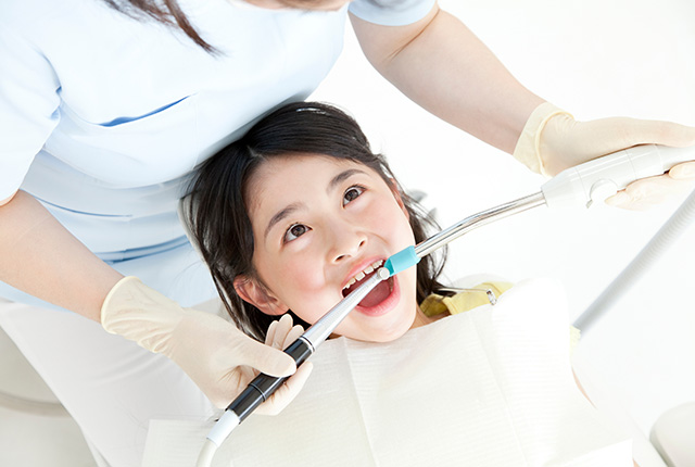 歯科治療を受ける子供